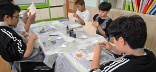 (예산 삽교중) 1학년 진로체험으로 가죽필통 만들기 사진